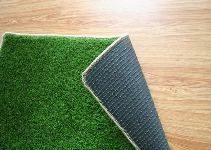 La fibra única forma el verde al aire libre interior del césped de la hierba de alfombra artificial para la decoración de la ciudad 0