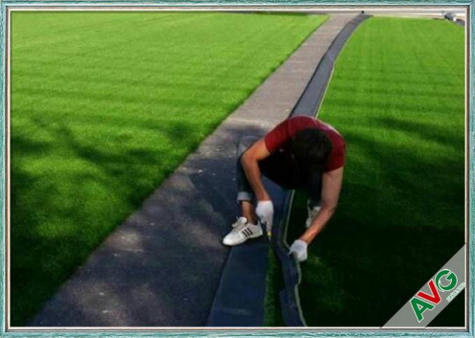 12 años de hierba artificial 12000 Dtex del fútbol resistente ULTRAVIOLETA con los agujeros del drenaje 0