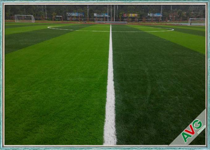 Césped artificial del fútbol de la resistencia de abrasión, hierba sintética para los campos de fútbol 0