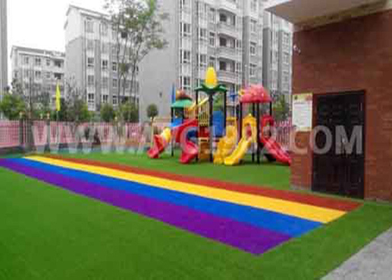 CHINA Niños que juegan poniendo la hierba artificial coloreada de los deportes con el prado del cojín del choque proveedor