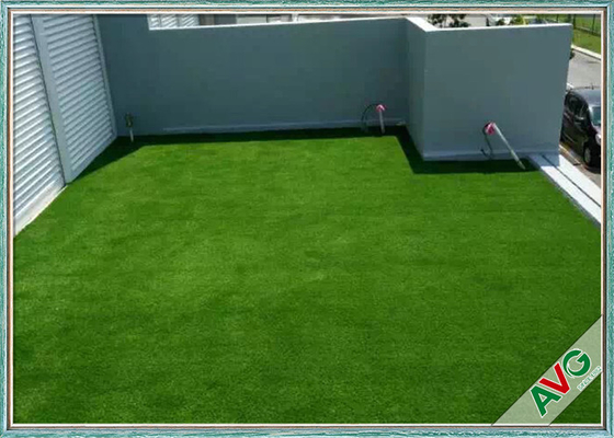 CHINA Césped artificial 9600 Dtex de la hierba del jardín del césped sintético de alta densidad del patio trasero proveedor