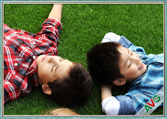 CHINA hierba de alfombra artificial sintética superficial del refrigerador durable de 30m m para los niños del área de juego proveedor