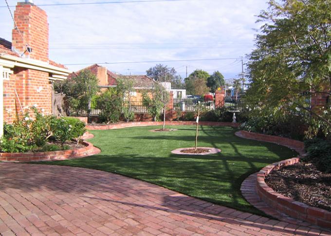Hierba artificial al aire libre de mirada natural para los jardines, césped sintético al aire libre de 35M M 0