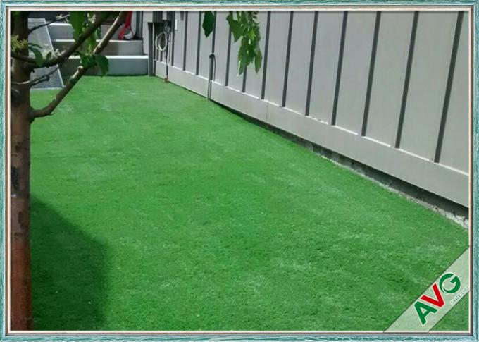 Césped artificial de mirada natural del patio trasero de la hierba artificial al aire libre hermosa 0