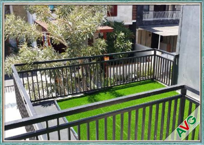 Césped artificial del jardín funcional multi/hierba falsa para la decoración del patio 0