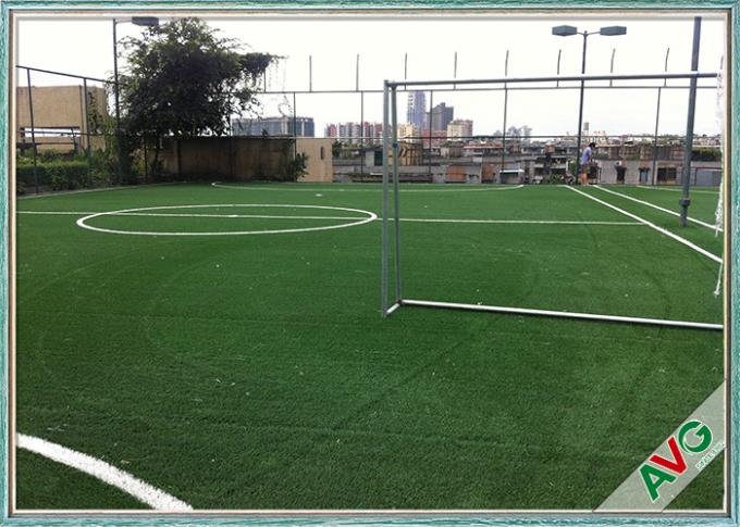 La hierba/el césped artificiales de mirada reales del fútbol para los estadios de fútbol coloca 0