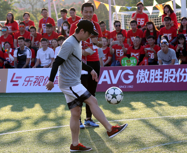 últimas noticias de la compañía sobre Feng Xiaoting Charity Football Game se sostuvo ayer, dedicando amor al futuro del fútbol de China  2