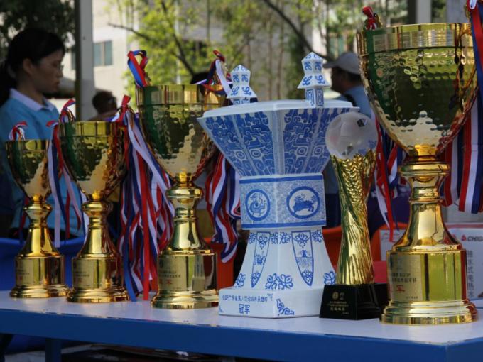 últimas noticias de la compañía sobre La taza de campeón de la ciudad del GDF del patrocinador 2017AVG concluyó con éxito,-- GZ Team Won la taza del héroe de Jia Again azul y blanco  1