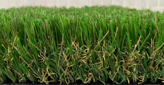 CHINA Ignifugue el césped artificial del césped de la falsificación de la hierba del jardín de 40m m proveedor