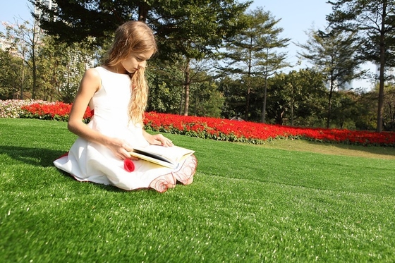 Hierba artificial del jardín del suelo de la alfombra de la hierba de 50M M para la reserva del paisaje para el jardín proveedor