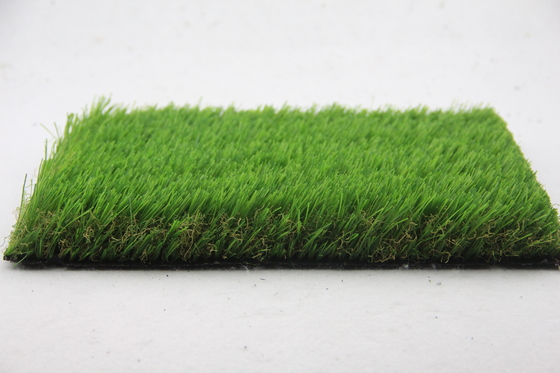 Césped plástico interior del color verde que ajardina la hierba de alfombra artificial sintética del césped 40m m para el jardín proveedor
