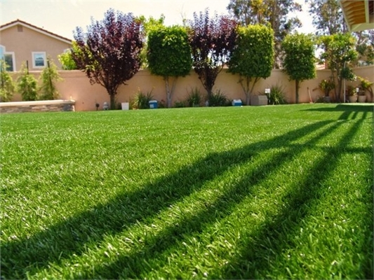 La hierba sintética china alfombra la hierba artificial del césped de la hierba de alfombra del jardín interior proveedor