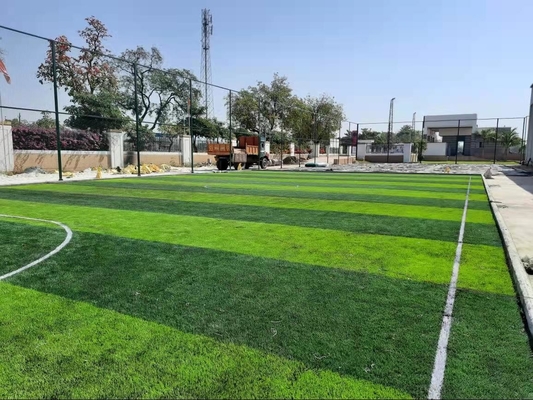 Hierba artificial del fútbol de la calidad de la FIFA para el césped al aire libre y del fútbol sala 55M M proveedor