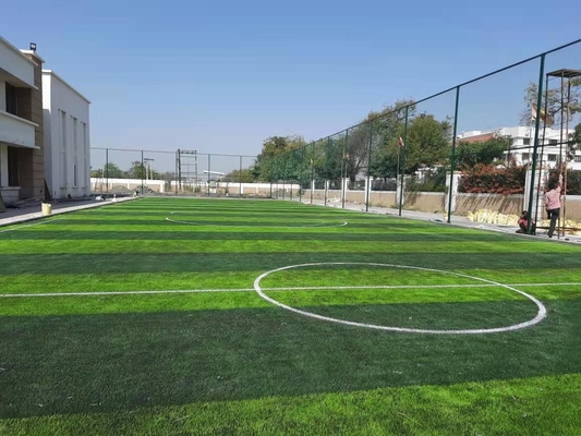 El césped sintético de la hierba artificial del fútbol para el tronco del piso del campo de fútbol cuenta un cuento la hierba artificial proveedor