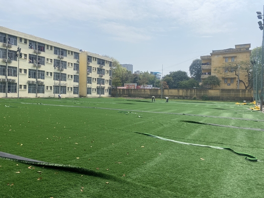 El césped artificial popular del fútbol de la hierba del fútbol alfombra 50m m para Oudoor proveedor