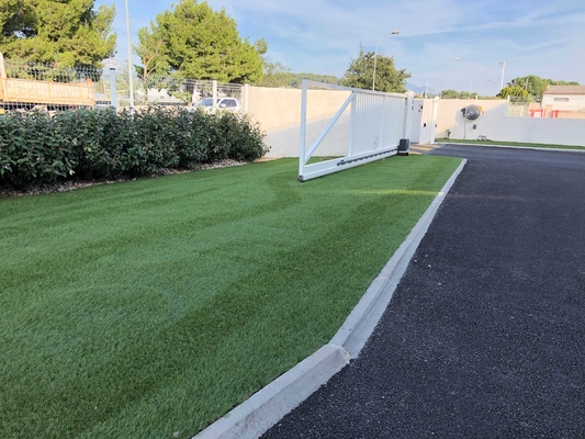 Hierba artificial del jardín artificial de la hierba alfombrar la hierba sintética para ajardinar proveedor