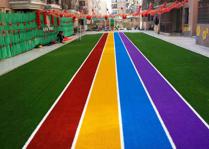 La pista de funcionamiento coloreó las alfombras artificiales de la hierba para ajardinar la decoración 0